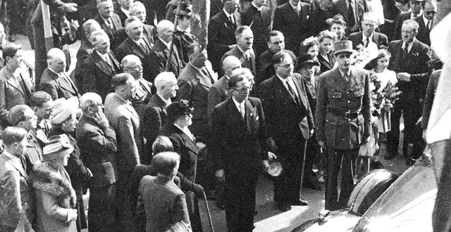 photo  le 10 juin 1945, le général de gaulle est à tinchebray, place saint-remy. il est accueilli par le maire albert ledos, qui se trouve à sa droite. derrière le général, il y a le révérend père fernand prével et yvette dubocq, figure de la résistance.  &copy;  photo privée 
