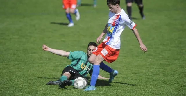 photo  face à hugo jamin (fc chanteloup courlay la chapelle-saint-laurent), les adversaires doivent se montrer particulièrement précis dans leurs gestes défensifs, à l’image de côme ogeron (saint-aubin-le-cloud).  &copy;  co - christophe bernard 
