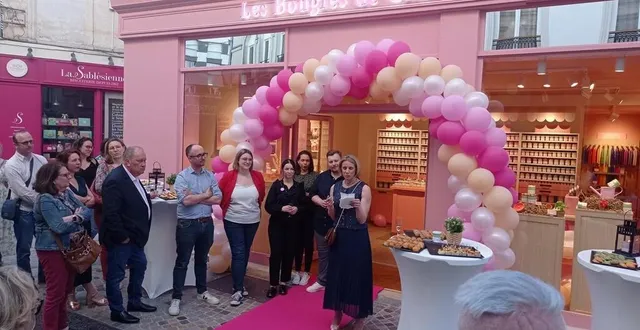 photo  soizic coquin, directrice opérationnelle, avec l’équipe du magasin et simon fouchet (au centre), devant l’écrin cosy des bougies de charroux.  &copy;  ouest-france 