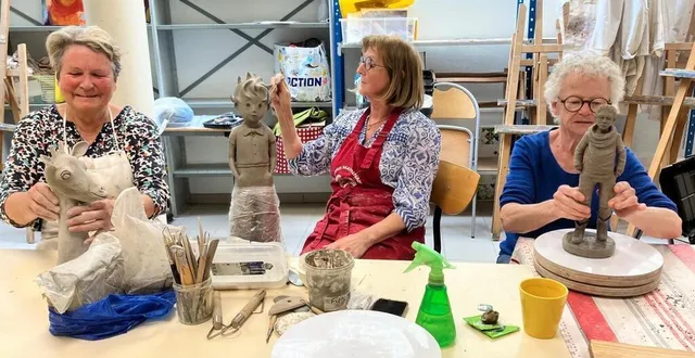 photo  claudine, francine et christiane partagent la même passion pour le modelage.  &copy;  le maine libre 