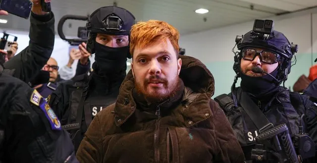 photo  mohamed amra à l’aéroport de bucarest, le 25 février 2025, trois jours après son arrestation en roumanie. le narcotrafiquant est depuis incarcéré à la prison de condé-sur-sarthe (orne).  &copy;  octav ganea / afp 