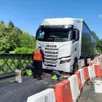 photo l’espace trop étroit a été fatal à la direction du camion qui a lâché, bloquant le poids lourd sur le pont de luché-pringé (sarthe).