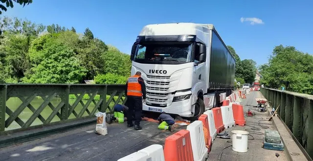 photo  l’espace trop étroit a été fatal à la direction du camion qui a lâché, bloquant le poids lourd sur le pont de luché-pringé (sarthe).  &copy;  ouest-france 