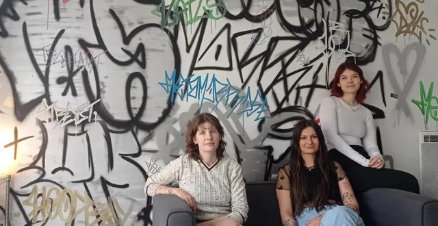 photo  vinnie, lune véa et goupil devant le graff de tattotag qui en a fait un pour chacune des pièces attribuées aux quatre membres de métamorphose studio.  &copy;  ouest-france 