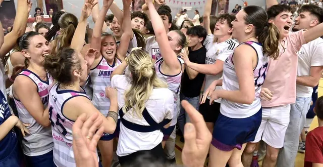photo  scène de joie, samedi dernier, quand la montée du lmb fut officiellement validée.  &copy;  sébastien aubinaud 