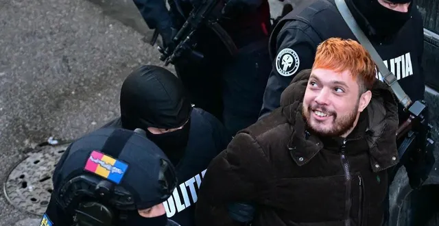 photo  le condamné français et trafiquant de drogue mohamed amra ici escorté par des policiers hors de la cour d’appel de bucarest le 23 février 2025, à l’issue d’une audience, un jour après son arrestation en vertu d’un mandat d’arrêt européen.  &copy;  daniel mihailescu / afp 