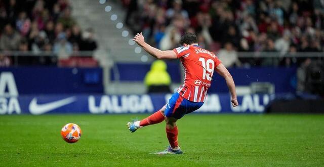 photo julian alvarez ne se remet pas de son tir au but annulé contre le real madrid en huitième de finale de la ligue des champions. © gokhan taner / afp