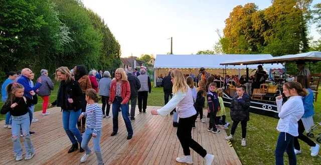 photo  une fête familiale. la soirée guinguette a trouvé sa place à l’embarcadère, situé près de l’usine abadie,  &copy;  ouest-france 