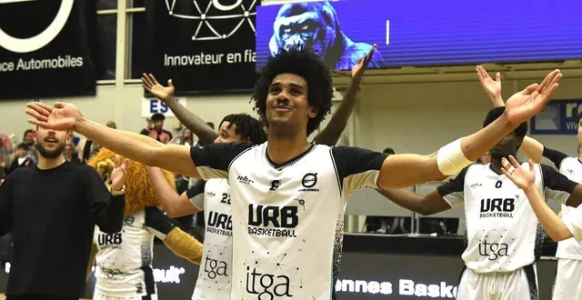 photo  julian ngufor et les rennais célèbrent leur victoire avec le public.  &copy;  jocelyne régent 