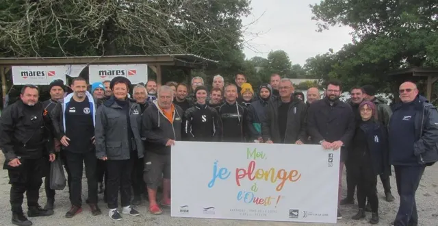 photo  à gauche de la banderole, nadine gouello et jean-pierre bouakaze, et à droite, derrière le panneau, jean-yves redureau et son successeur, david cartron,avec les candidats et leurs encadrants.  &copy;  ouest-france 