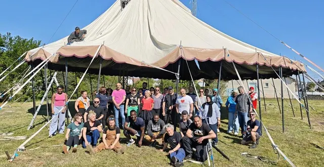 photo  le chapiteau de la troupe du chien de cirque est de nouveau en place face à l’école pasteur. vendredi 9 et 16 mai, les élèves donneront deux spectacles devant les parents.  &copy;  ouest-france 