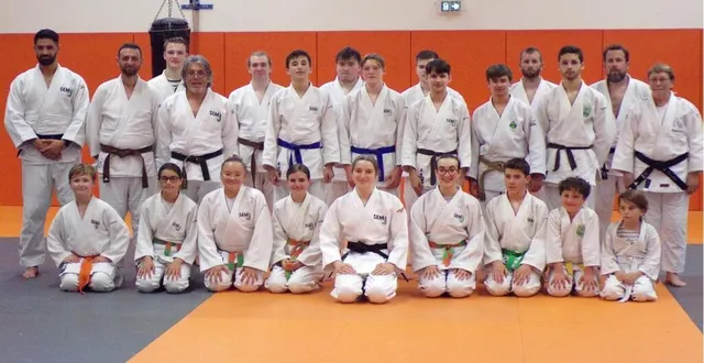 photo  une partie des judokas du semj qui ont participé à l’obtention de la ceinture noire de camille duval.  &copy;  le maine libre 