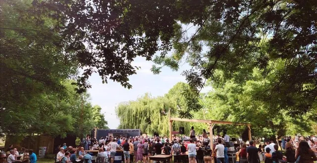 photo  près de 1 500 personnes étaient rassemblées au port maillard lors de l’inauguration de la guinguette la barbe à maman.  &copy;  la barbe à maman 