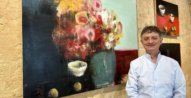 photo  éric dos santos devant une toile d’anne brérot, exposée dans sa galerie d’art à parcé-sur-sarthe.  &copy;  ouest-france 