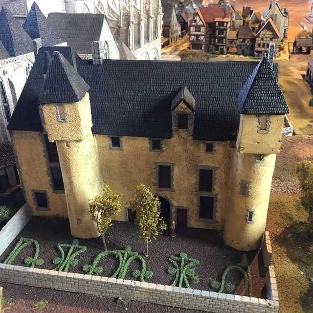 photo frédéric reynen travaillait quotidiennement sur la maquette de la ville d’alençon au xvie siècle.  ©  archives ouest-france