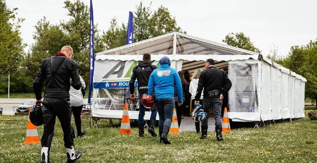 photo  un relais sur l’aire de la dentelle, à alençon (orne), en avril 2025, lors des 24 heures du mans moto.  &copy;  ouest-france 