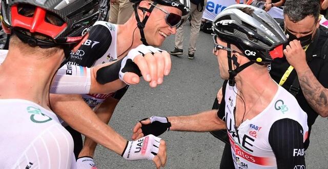 photo uae team emirates a prolongé felix grossschartner et adam yates, le premier félicitant ici le second pour sa victoire lors de la première étape du tour de france 2023. © pete goding / afp
