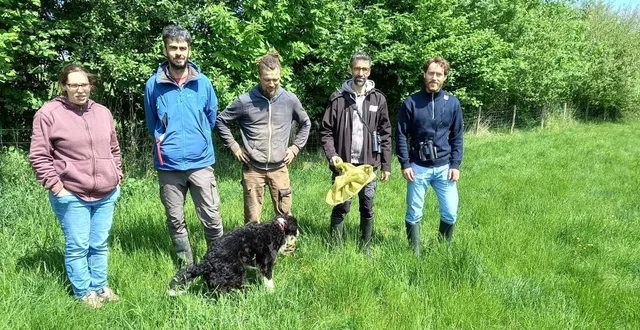 photo  les agriculteurs julie mercier et sébastien allais (3e à gauche), avec les membres du conservatoire des espaces naturels des pays de la loire.  &copy;  ouest-france 