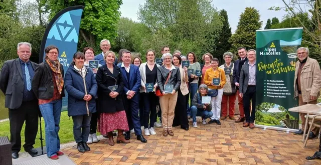 photo  les premiers ambassadeurs de la marque alpes mancelles se sont vus remettre leur plaque.  &copy;  dolores delanoë 