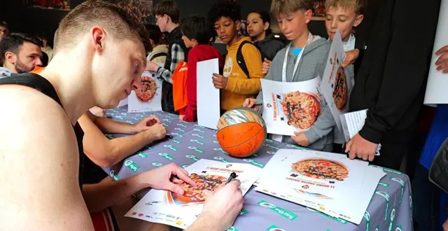 photo  après l’entraînement, l’heure tant attendue des dédicaces des joueurs du msb !  &copy;  ouest-france 