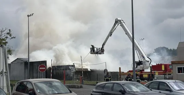 photo  un incendie est survenu, ce mercredi 7 mai 2025, avenue pierre-piffault au mans, au centre de tri de déchets valorpôle.  &copy;  ouest-france 