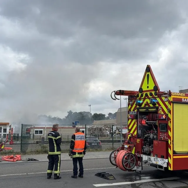 photo trente pompiers sarthois sont intervenus à l’usine valorpôle.  ©  ouest-france