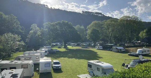 photo  comme pendant le pont du 1er mai 2025, le camping municipal de saint-léonard-des-bois connaît un franc succès. les 82 emplacements disponibles depuis l’an dernier sont pris d’assaut. chacun d’eux possède plus de 100 m2 de verdure.  &copy;  ouest-france 