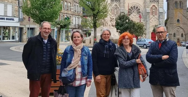 photo  lors de la préparation de pierres en lumières, à partir de la gauche : sylvain lechaftois, membre de l’association pour la restauration de l’église ; blandine lecouvoisirer, carillonneuse ; caroline trochu, membre de l’association ; joëlle tanguy, adjointe à la culture et olivier hérout, vice-président de l’association.  &copy;  ouest-france 