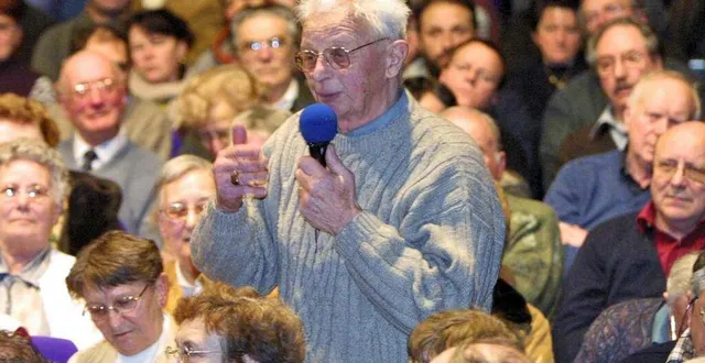 photo  jean letouzey avait témoigné lors des veillées organisées pour le 60e anniversaire de la libération. la salle du périscolaire à frênes porte son nom.  &copy;  archives ouest-france 