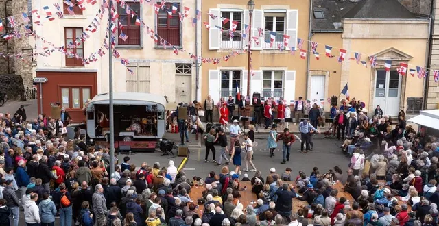photo  le mans, mercredi 7 mai 2025. sur la place saint-pierre, d’abord une ambiance festive pour célébrer le 80e anniversaire de la fin de la seconde guerre mondiale.  &copy;  le maine libre – xavier sarrat 