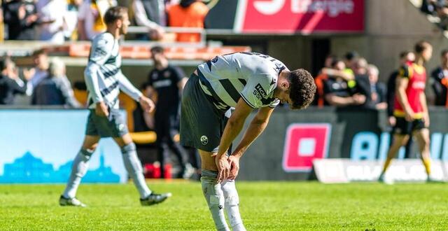 photo alexander fuchs abattu après la défaite de son équipe du sv sandhausen face au dynamo dresden lors de la 35e journée. © frank hammerschmidt / afp