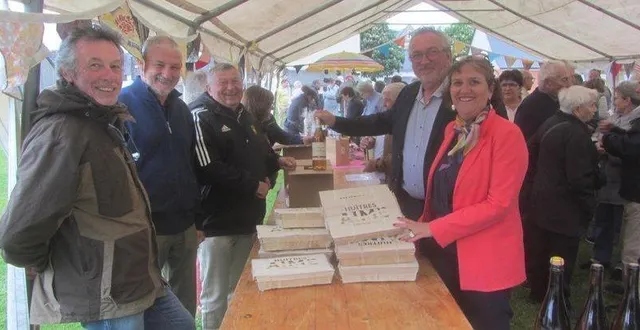 photo  de gauche à droite : freddy larrieu, président du comité de jumelage à saint-augustin-sur-mer (charente-maritime), gérard martinie, conseiller municipal et président du comité de jumelage à saint-augustin (corrèze), francis herbert, maire de saint-augustin-sur-mer, sébastien houdayer, maire de saint-augustin (seine-et-marne) et virginie guichard, maire de saint-augustin-des-bois.  &copy;  co 
