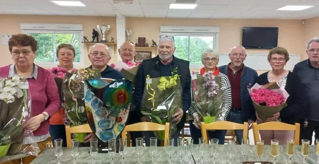 photo  c’est un concours très prisé des joueurs et joueuses de boule de fort à candé. le concours de la parité a réuni une soixantaine d’équipes, samedi 3 mai. en demi-finale, l’équipe candéenne formée de germaine et bernard braud s’est imposée 10 à 2 face à la paire marie-jo baudouin et denis lambert d’ancenis. dans l’autre rencontre, marie-claude morille et yves tricot l’ont emporté 10 à 3 contre nicole palussière et jean-claude muraille. en finale les consorts braud ont remporté le trophée 12 à 7. c’est la troisième fois de suite que le couple remporte la compétition. au total, 25 femmes pratiquent au val de l’erdre, avec un entraînement féminin chaque lundi matin.  &copy;  co 