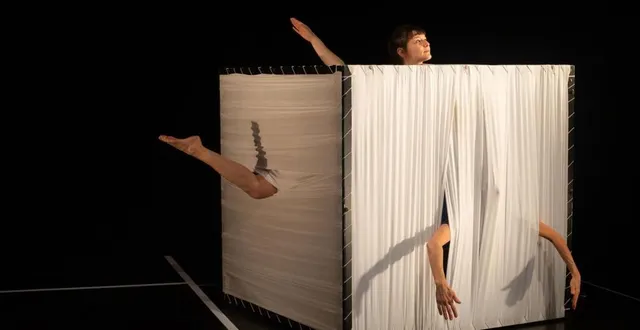 photo  carrément cube est un spectacle autour du corps de l’enfant.  &copy;  chloé kaufmann 