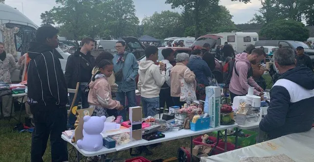 photo  dimanche, la foule pour le vide-greniers d’anim’écommoy à l’hippodrome.  &copy;  le maine libre 