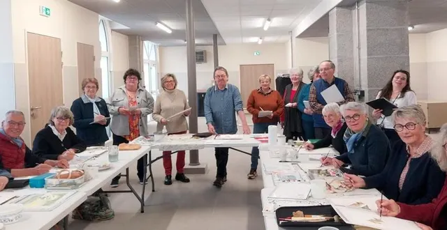 photo  les étudiants d’un des trois ateliers de peinture qui présenteront leurs œuvres à l’exposition. au centre, daniel bazille leur professeur.  &copy;  ouest-france 