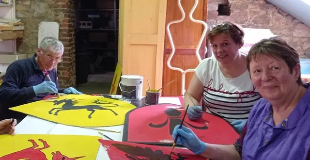 photo  des bénévoles de l’association des médiévales de domfront en pleine création et restauration d’écussons pour le week-end de fête de cet été.  &copy;  ouest-france 