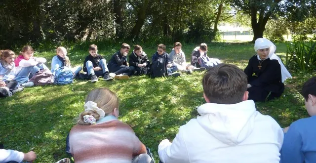photo  l’intervenante devant les élèves de 6e du collège saint-paul de thouarcé.  &copy;  co 