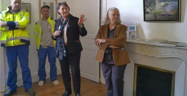 photo  fabienne labrette-ménager, maire, entourée de membres de l’équipe municipale chargés des travaux et d’odile lecomte, adjointe chargée du patrimoine, a guidé les visiteurs lors de l’inauguration de l’exposition à l’espace culturel cofea. .  &copy;  ouest-france 