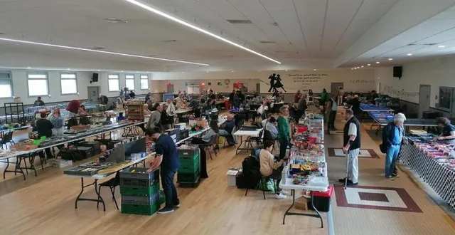 photo  dimanche, plus de 150 visiteurs sont venus à la bourse modélisme du club des modélistes ferroviaires du maine (cmfm), qui se tenait à la salle des fêtes. la quarantaine d’exposants a pu ainsi passer une journée faite d’échanges, de vente, et de discussions autour de leur passion commune. pour les acheteurs, certains sont repartis avec la pièce rare qui leur manquait.  &copy;  ouest-france 