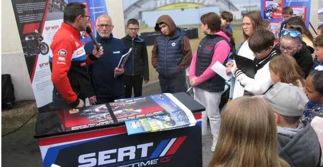 photo  les scolaires ont pu profiter des explications de l’équipe sarthoise championne du monde d’endurance moto, l’an passé.  &copy;  ouest-france 