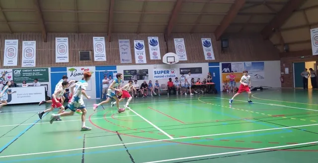 photo  110 équipes se sont affrontées sur trois jours lors du tournoi romy. ici, deux équipes de ruaudin s’affrontaient samedi.  &copy;  ouest-france 