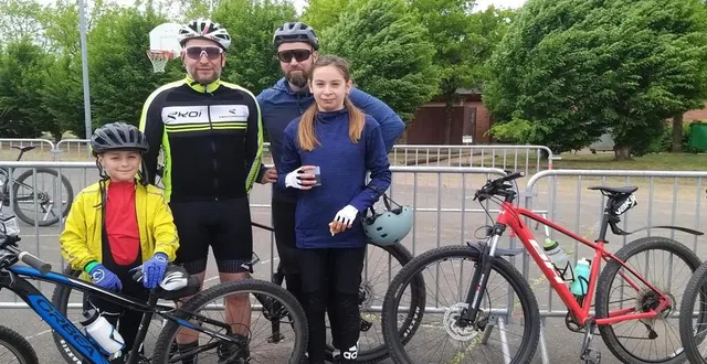 photo  de gauche à droite : nino (8 ans), karim, lilou (12 ans) et julien ont bouclé 20 km en vtt ce dimanche à l’occasion de la rando-muguet.  &copy;  ouest-france 