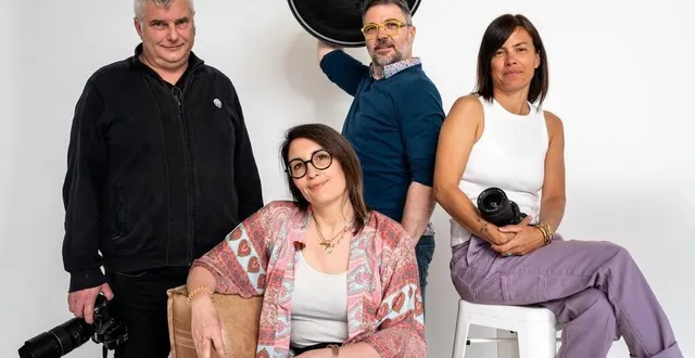 photo  les quatre photographes dans leur studio (de gauche à droite : cyril victor, élise ligneul, nicolas boutruche et sophie faugas).  &copy;  photo : le maine libre – xavier sarrat 