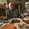 photo  oizé, mardi 22 avril 2025. dominique chasseguet avec le portrait de son père fernand, et la photo prise en 1950, lorsqu’il reçut pour lui, la légion d’honneur à foulletourte. 