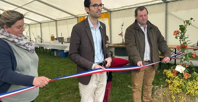 photo  le bureau mareillais du dernier comice agricole du canton de la flèche (sarthe) a inauguré le grand chapiteau acheté grâce aux bénéfices de la manifestation, ce dimanche 4 mai 2025.  &copy;  ouest-france 