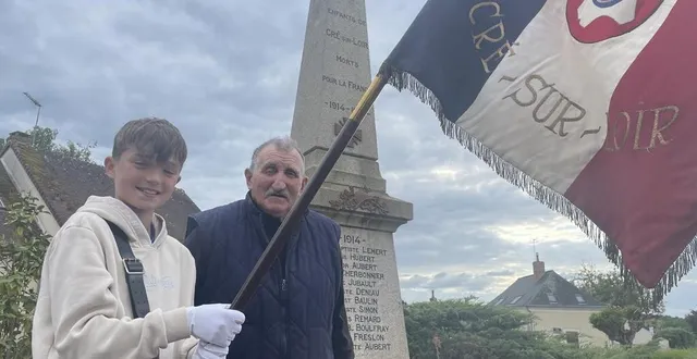 photo  léon et yves ogereau, un grand-père et son petit-fils réunis pour le souvenir de ceux qui ont défendu la france.  &copy;  le maine libre 