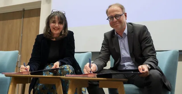 photo  djamila tedjani, drh du groupe oui care, et hugues defoy, directeur agefiph par intérim, lors de la signature du partenariat.  &copy;  oui care 