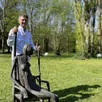 photo  eric dos santos dans son parc, avec une sculpture de marc petit. 