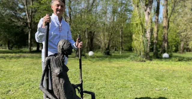 photo  eric dos santos dans son parc, avec une sculpture de marc petit.  &copy;  le maine libre 